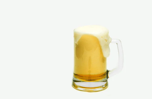 Bier Een Glazen Mok Een Witte Achtergrond — Stockfoto
