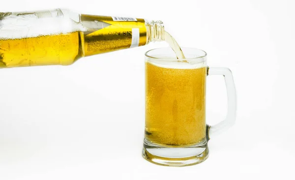 Пиво Від Пляшки Скляного Горнятка Білому Тлі — стокове фото