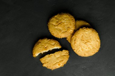 Gri arka planda iştah açıcı yulaflı kurabiyeler