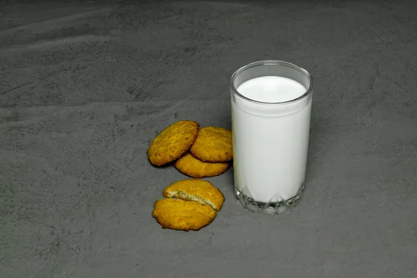 Стакан Молока Овсяным Печеньем Сером Фоне — стоковое фото