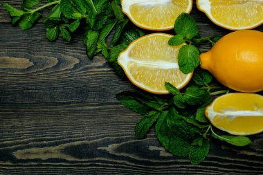 Ahşap bir arka planda olgun kaynak limonları yukarıdan çerçeve şeklinde fotoğraflanmıştır.