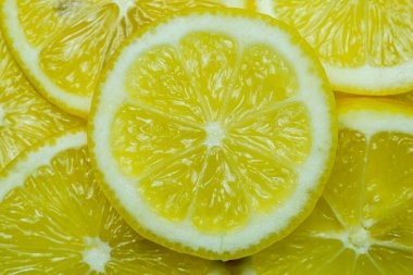 Limonlar daireler çiziyor, arka planda kesikler var. Makro çekimler tarafından çekiliyor.
