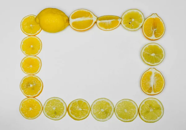 Limões Fonte Madura Fundo Branco Como Uma Armação Fotografada Cima — Fotografia de Stock