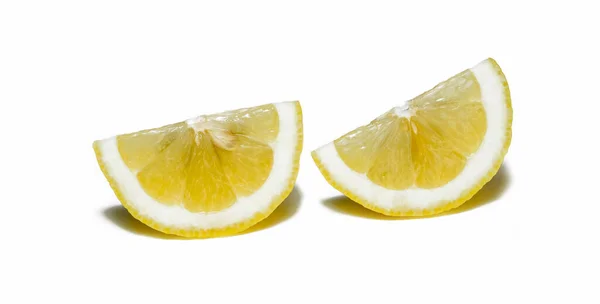 Limões Cortados Círculos Fatias Fundo Branco Fotografado Por Macro Tiro — Fotografia de Stock