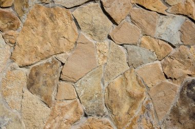 Duvardaki taştan yapılmış doğal bir zemin.