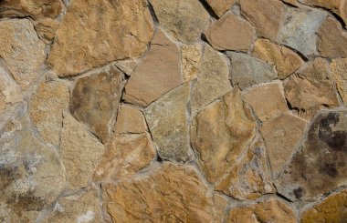 Duvardaki taştan yapılmış doğal bir zemin.