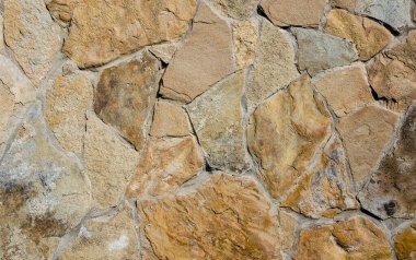 Duvardaki taştan yapılmış doğal bir zemin.