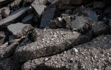 Yol onarımından sonra asfalt parçaları atıldı