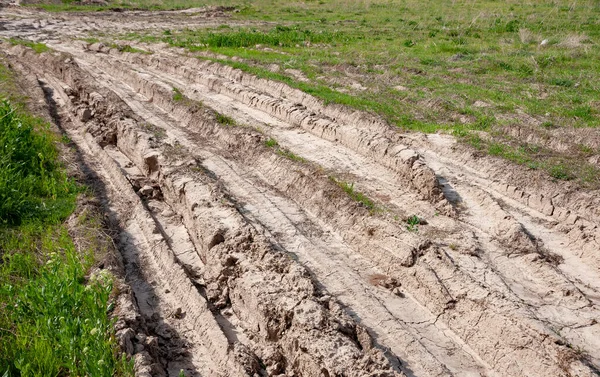 Feldweg Aus Getrocknetem Lehm Mit Kaputten Schienen Einem Sonnigen Tag — Stockfoto