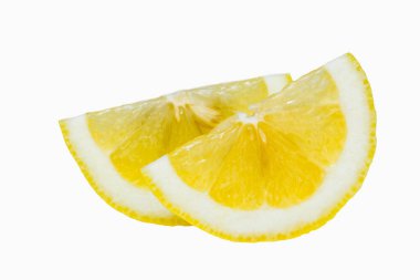 limon dilimleri beyaz arka planda makro çekim ile kaldırıldı