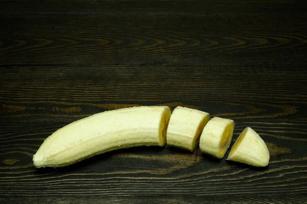 Bananes Mûres Coupées Tranches Sur Fond Bois Foncé — Photo