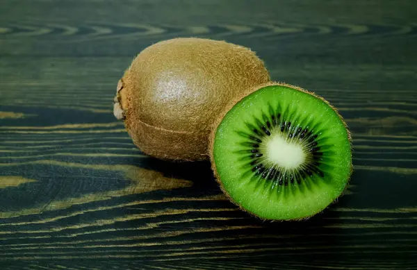 Grüne Kiwi Auf Dunklem Holzgrund — Stockfoto