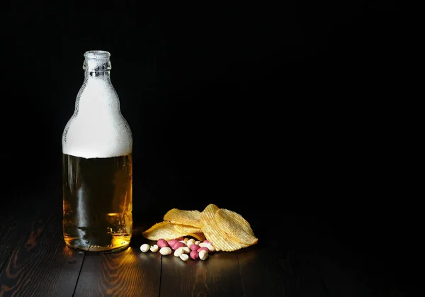 Botella Con Cerveza Ligera Con Espuma Patatas Fritas Con Nueces — Foto de Stock