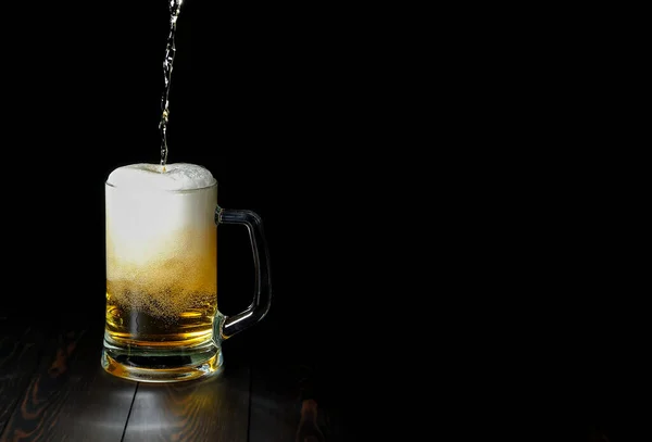 Скляний Кухоль Світлим Пивом Піною Який Заливається Пиво Темному Дерев — стокове фото