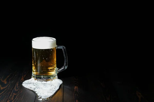 Skleněný Hrnek Lehkým Pivem Rozlitou Pěnou Tmavém Dřevěném Pozadí — Stock fotografie
