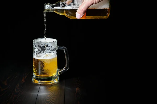 거품이 가벼운 맥주를 유리잔 어두운 병에서 맥주를 — 스톡 사진
