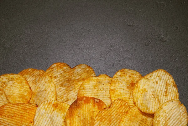 Kartoffelchips Fotografiert Durch Makrofotografie Auf Grauem Hintergrund — Stockfoto