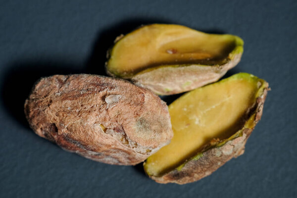 фисташковые орехи на сером фоне, снятые с помощью макросъемки