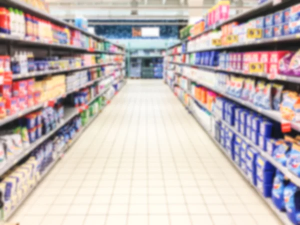Fundo de supermercado desfocado cheio de produtos em linha — Fotografia de Stock