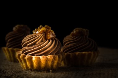 çikolata ve karamel küçük tart ev yapımı ışık boyalı