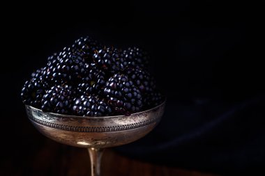 böğürtlen karanlık tarzı gıda fotoğrafçılığı bir gümüş eski Kupası