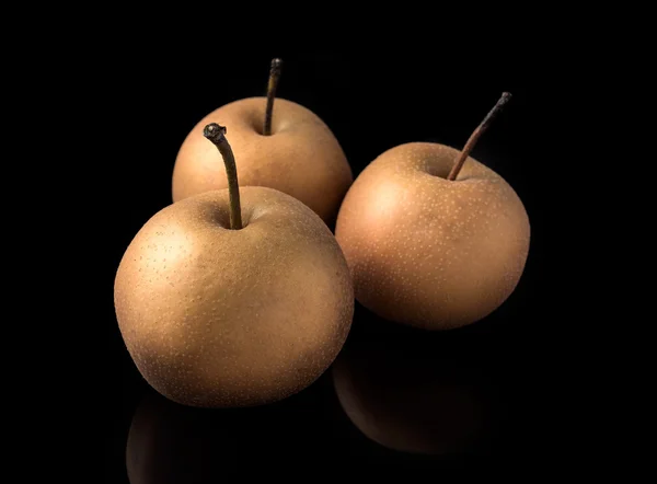 Nashi japanese pears on dark board with reflections — Stock Photo, Image