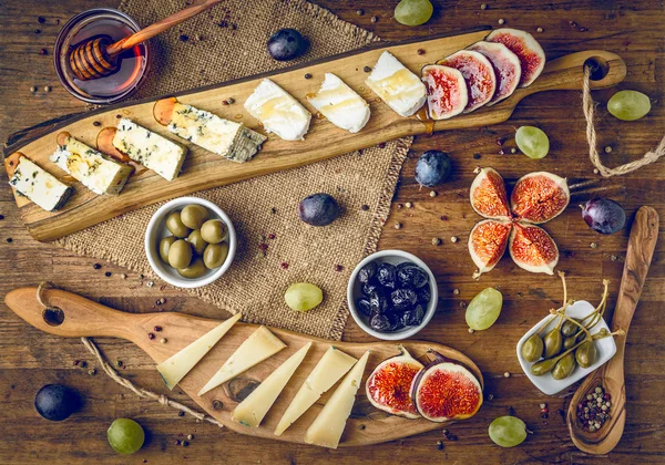 Platte mit italienischem Käse mit Feigen, Oliven, Trauben und Honig — Stockfoto