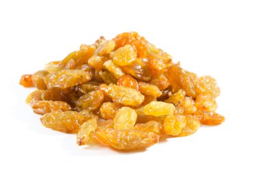 Kurutulmuş kuru üzümler beyaz arka planda izole edilmiş