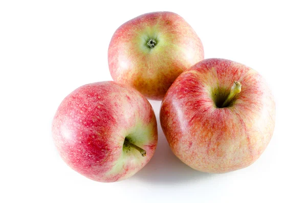 Τρία ώριμα μήλα που απομονώνονται σε λευκό φόντο — Φωτογραφία Αρχείου