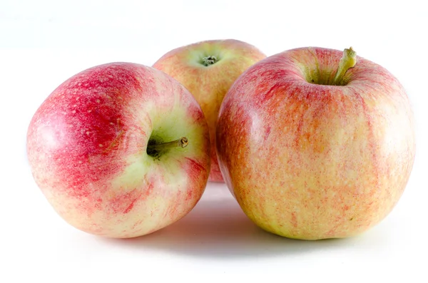 Τρία ώριμα μήλα που απομονώνονται σε λευκό φόντο — Φωτογραφία Αρχείου