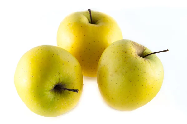 Golden delicious äpplen isolerad på vit bakgrund — Stockfoto