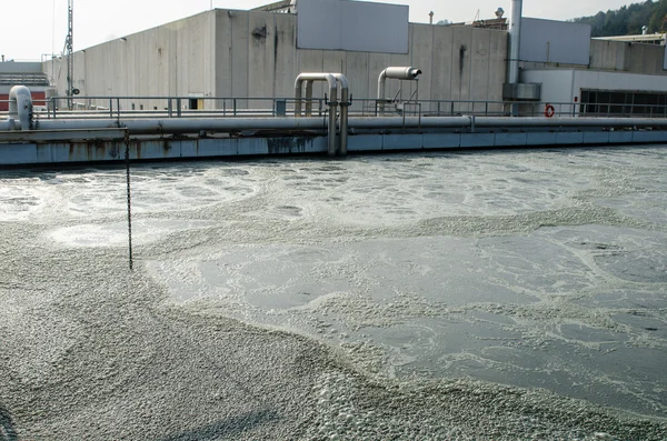 Traitement des eaux usées avec de la boue biologique — Photo