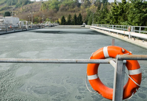 Tratamiento de aguas residuales con lodo biológico —  Fotos de Stock