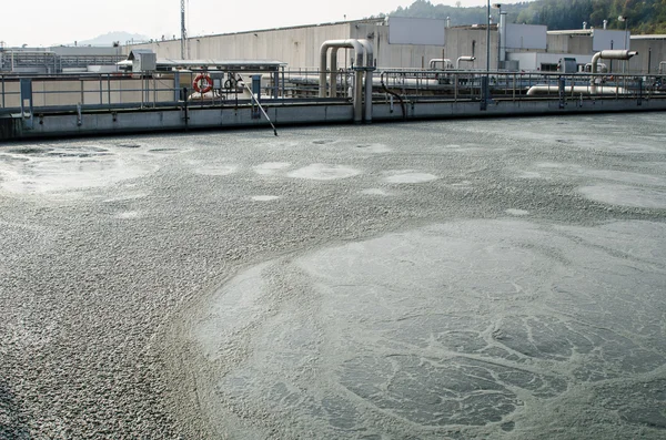 Tratamiento de aguas residuales con lodo biológico —  Fotos de Stock