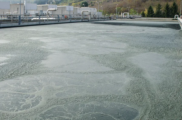 Tratamiento de aguas residuales con lodo biológico — Foto de Stock