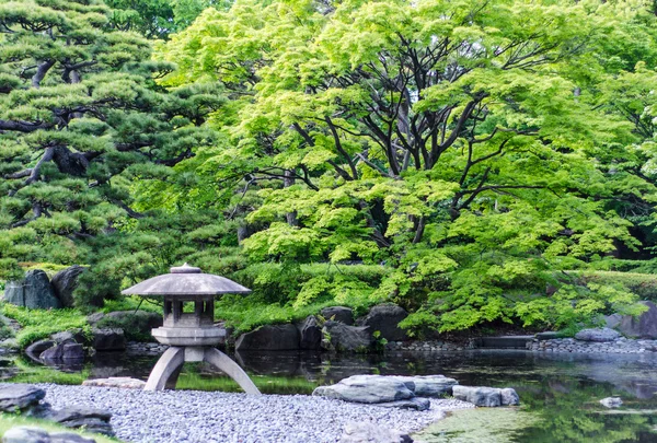 Japonés tradicional piedra linterna en un parque en tokyo —  Fotos de Stock