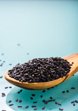 Zeytin tahta kaşıkla üzerinde siyah susam