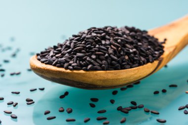 Zeytin tahta kaşıkla üzerinde siyah susam