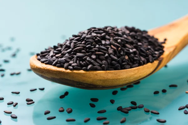 Zeytin tahta kaşıkla üzerinde siyah susam