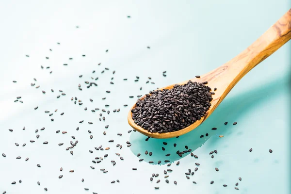 Zeytin tahta kaşıkla üzerinde siyah susam