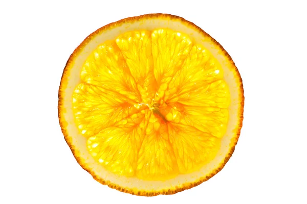 Rebanada entera de naranja aislada sobre fondo blanco iluminado — Foto de Stock