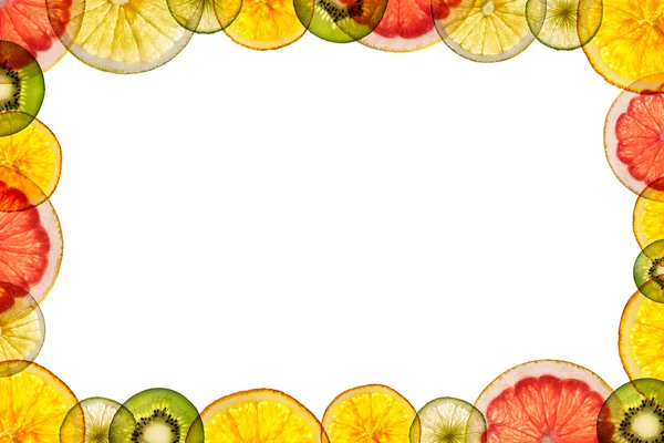 Beyaz arka plan arkasında izole karışık dilimlenmiş meyve olarak ışıklı — Stok fotoğraf