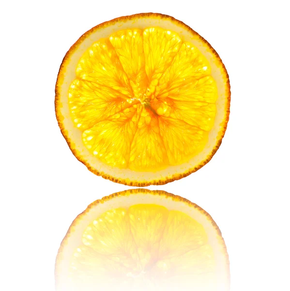 흰색 배경 뒤에 고립 된 전체 오렌지 슬라이스 라이트 — 스톡 사진