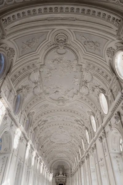 Galerie de plafond intérieur du palais royal de Venaria Reale à Pie — Photo