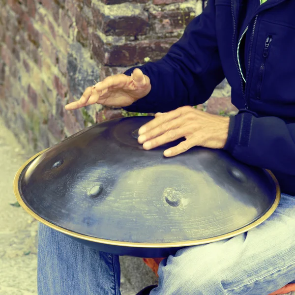 Instrumento de juego de hombre hecho de metal y llamado hang — Foto de Stock