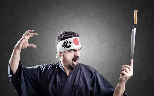 Sushi chef bıçak bir parmak üzerinde denge tutar