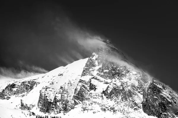 Windy mountain lanscape after a recent snow day — Stock Photo, Image