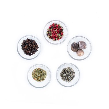 beş farklı çeşit baharat üzerinde yukarıdan cam bardak Kuru