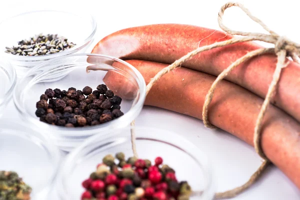 Üç Alman sosisi ve baharat onları hazırlamak için kullanılan