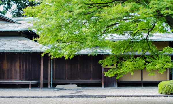 Japanska traditionella hus i en park i Tokyo Stockbild